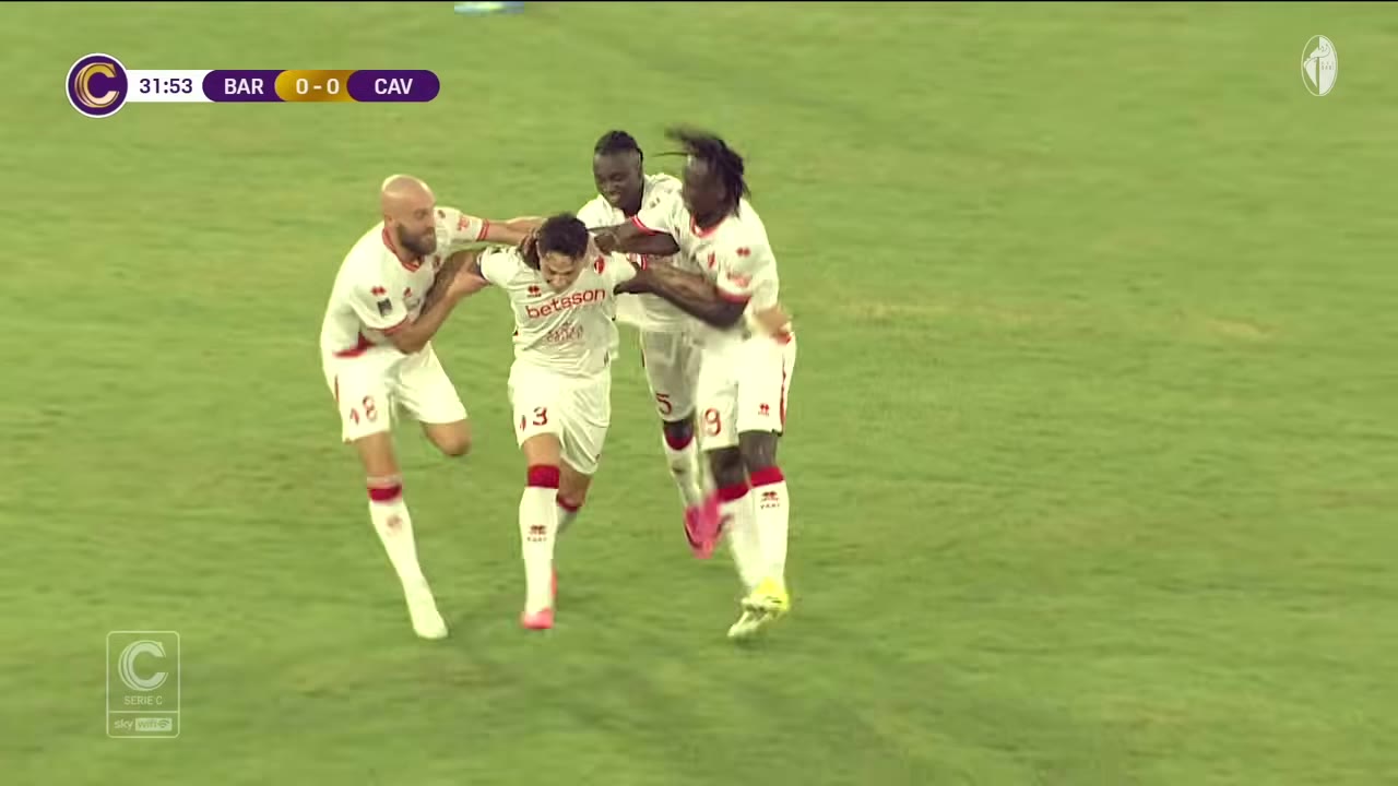L'abbraccio dei giocatori del Bari dopo un gol alla Cavese